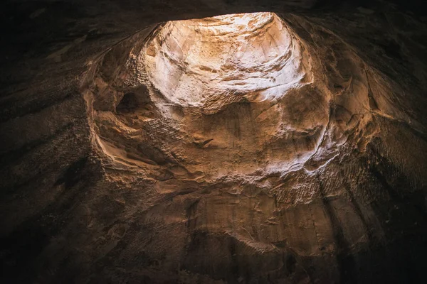 Plan Angle Bas Trou Grotte Avec Lumière Venant Intérieur — Photo