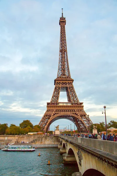 Eine Vertikale Aufnahme Des Eiffelturms Paris Frankreich — Stockfoto