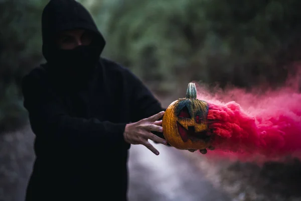 Hombre Sosteniendo Una Calabaza Tallada Con Humo Rojo Concepto Halloween —  Fotos de Stock