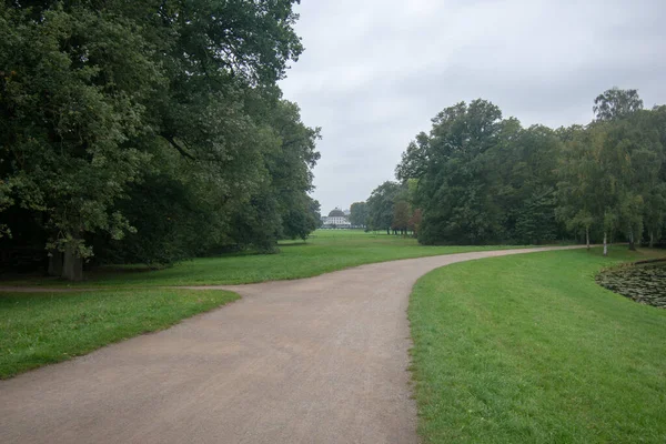 Callejón Parque Bremen Con Árboles Verdes Bajo Cielo Nublado — Foto de Stock
