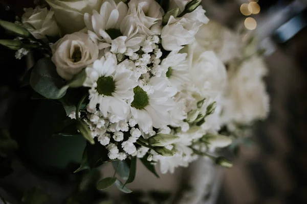 Een Selectieve Focus Shot Van Witte Bloemen Voor Bruiloft Deocraties — Stockfoto