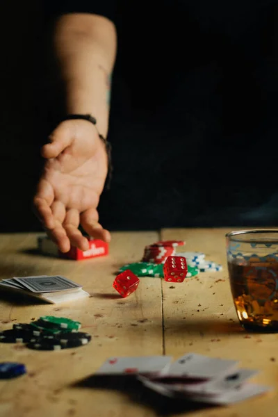 Ett Vertikalt Skott Person Rullande Tärningar När Spelar Poker — Stockfoto