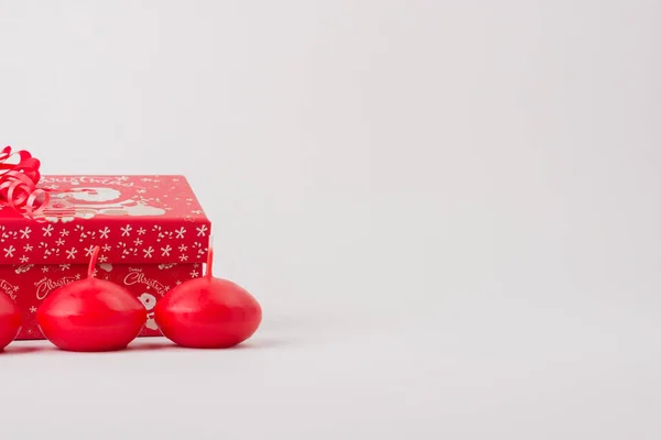 Scatola Cioccolato Tema Natalizio Una Superficie Bianca — Foto Stock