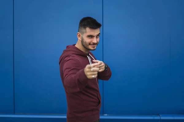 Primer Plano Joven Posando Frente Una Pared Azul — Foto de Stock