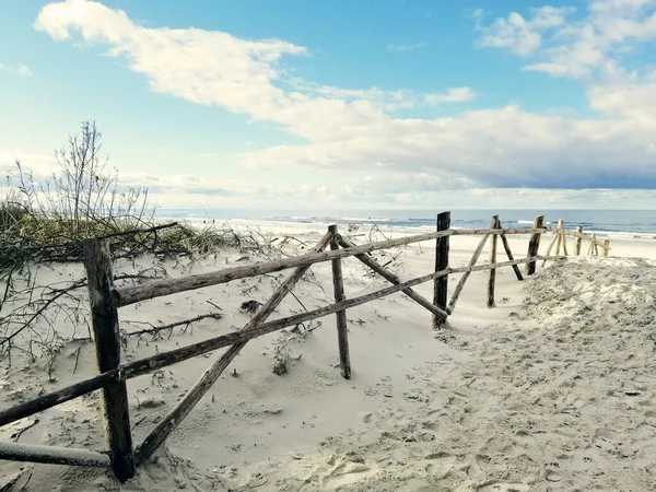 Hipnotyzujący Widok Morskiego Krajobrazu Piaszczystą Plażą Pod Zachmurzonym Niebem Polsce — Zdjęcie stockowe