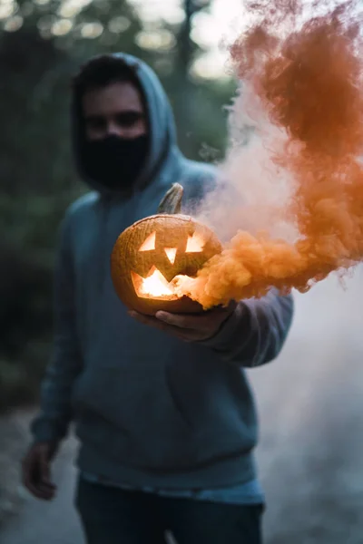 Disparo Vertical Hombre Sosteniendo Una Calabaza Tallada Con Humo Naranja — Foto de Stock