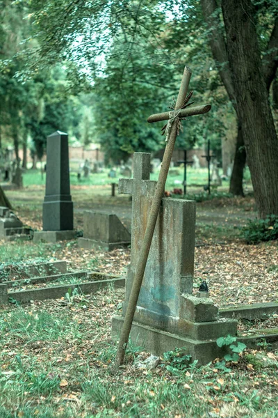 墓地にクモの巣を持つ古い錆びた十字架の垂直ショット — ストック写真