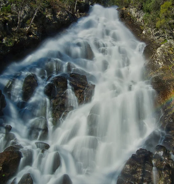 春のピレネー山脈の中心部にある美しい滝 — ストック写真