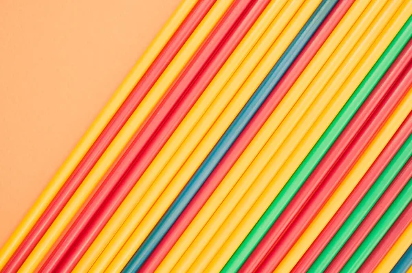 Cliché Grand Angle Crayons Colorés Sur Une Surface Orange — Photo