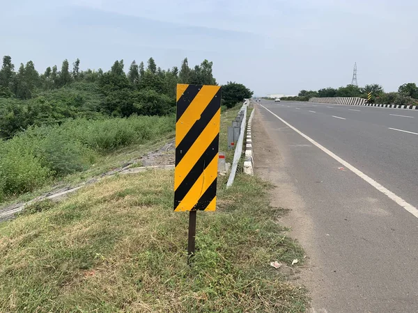 Gros Plan Avertissement Routier Rayé Sur Route Entourée Verdure Jour — Photo