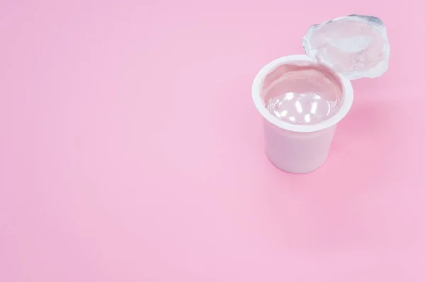Tiro Alto Ângulo Recipiente Plástico Aberto Iogurte Fruto Uma Superfície — Fotografia de Stock