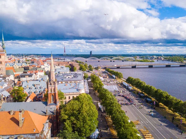 Flygbild Byggnader Och Bro Nära Havet Molnig Himmel Staden Riga — Stockfoto