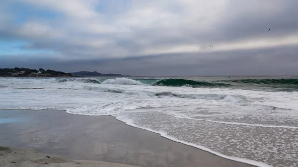 Una Hermosa Vista Las Olas Salpicando Día Sombrío — Foto de Stock