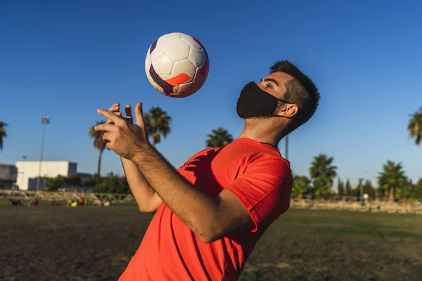 Fotbollsspelare Svart Mask Gör Tricks Med Bollen Begreppet Hälsosam Livsstil — Stockfoto
