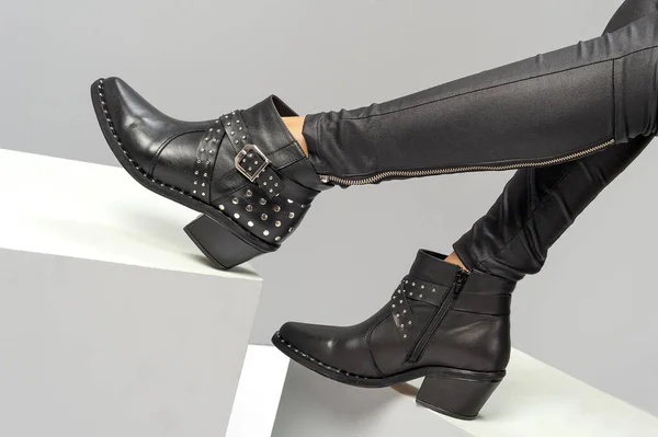 Les Jambes Féminines Avec Pantalon Serré Chaussures Talons Noirs — Photo