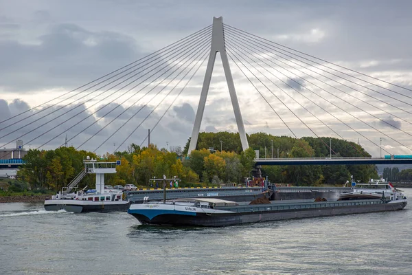 Neuwied Alemanha Setembro 2019 Dois Navios Transporte Frente Ponte Outro — Fotografia de Stock