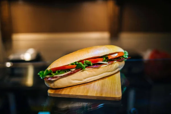 木製ボード上のサンドイッチの選択的なフォーカスショット — ストック写真