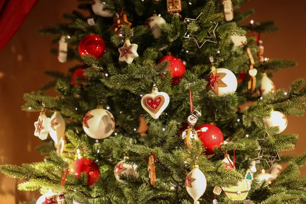 Krásně Zdobený Vánoční Stromek Červenými Hračkami Dekoracemi Doma — Stock fotografie