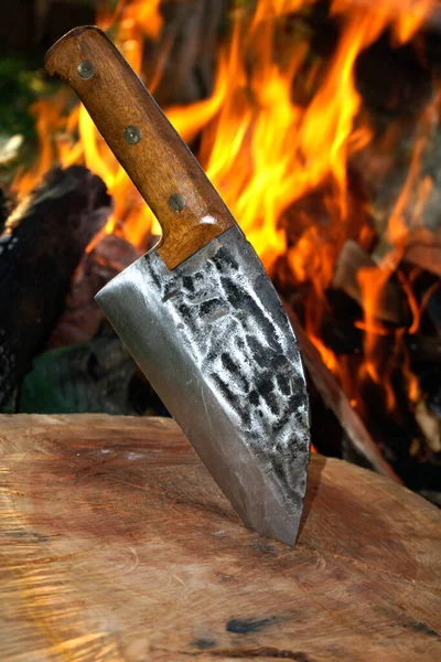 Ateşin Yanında Tahta Bir Kütüğün Üzerinde Düz Bir Burl Bıçağının — Stok fotoğraf