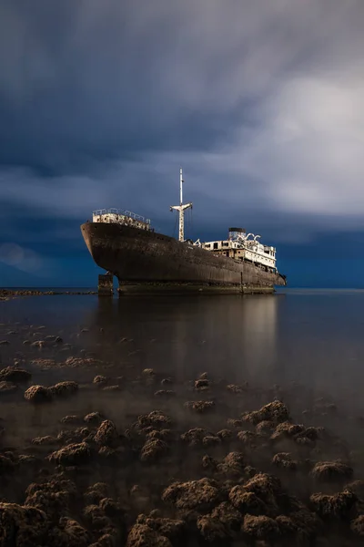 Вертикальный Снимок Брошенного Корабля Море Облачный День — стоковое фото