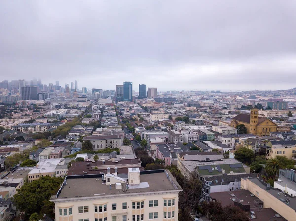 Luftaufnahme Einer Schönen Stadt Einem Nebligen Tag — Stockfoto