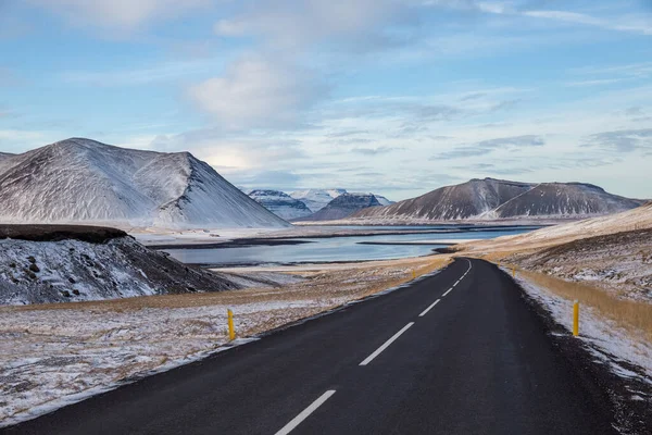 Vacker Bild Motorväg Ett Snöigt Bergslandskap Snaefellsnes Island — Stockfoto