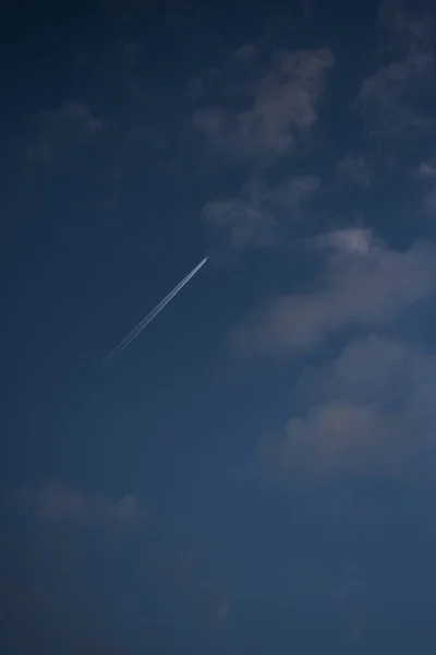 Een Verticaal Schot Van Een Vliegtuig Dat Een Wit Spoor — Stockfoto