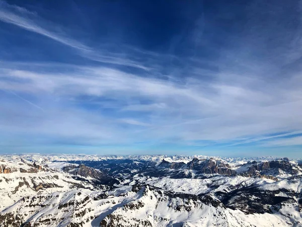 아름다운 눈덮인 산들의 — 스톡 사진