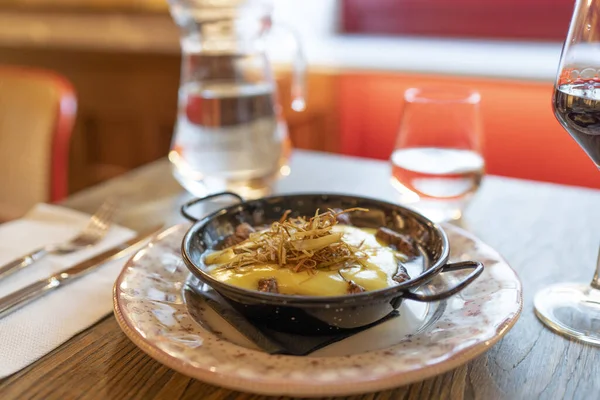 Apetitoso Plato Carne Res Con Queso Derretido Parte Superior Restaurante — Foto de Stock