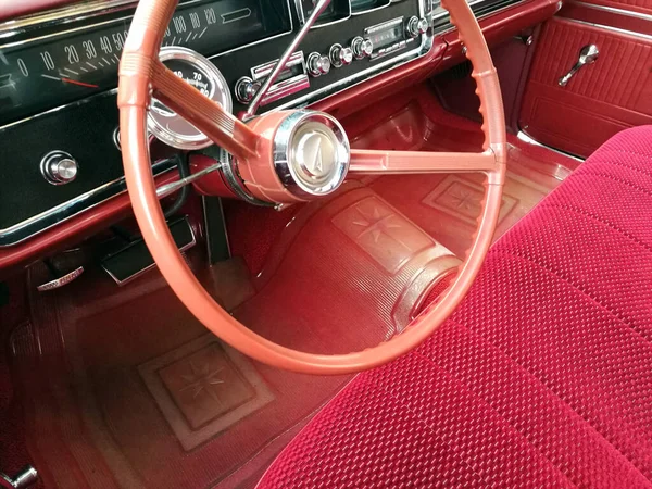 旧式红色轿车内部的特写 — 图库照片