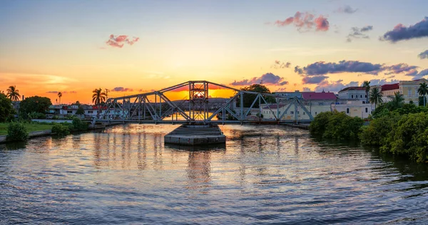 キューバのマタンサス市にある小さな鉄道橋で 美しい夕日の景色が見えます — ストック写真