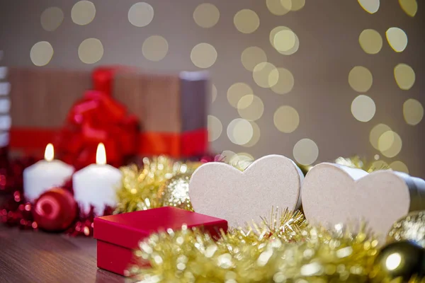 ハート型の箱のクローズアップショットで テーブルの上には他のクリスマスの装飾が施されています — ストック写真