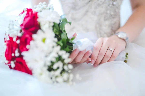 Eine Selektive Fokusaufnahme Einer Brauthand Mit Einem Brautstrauß — Stockfoto