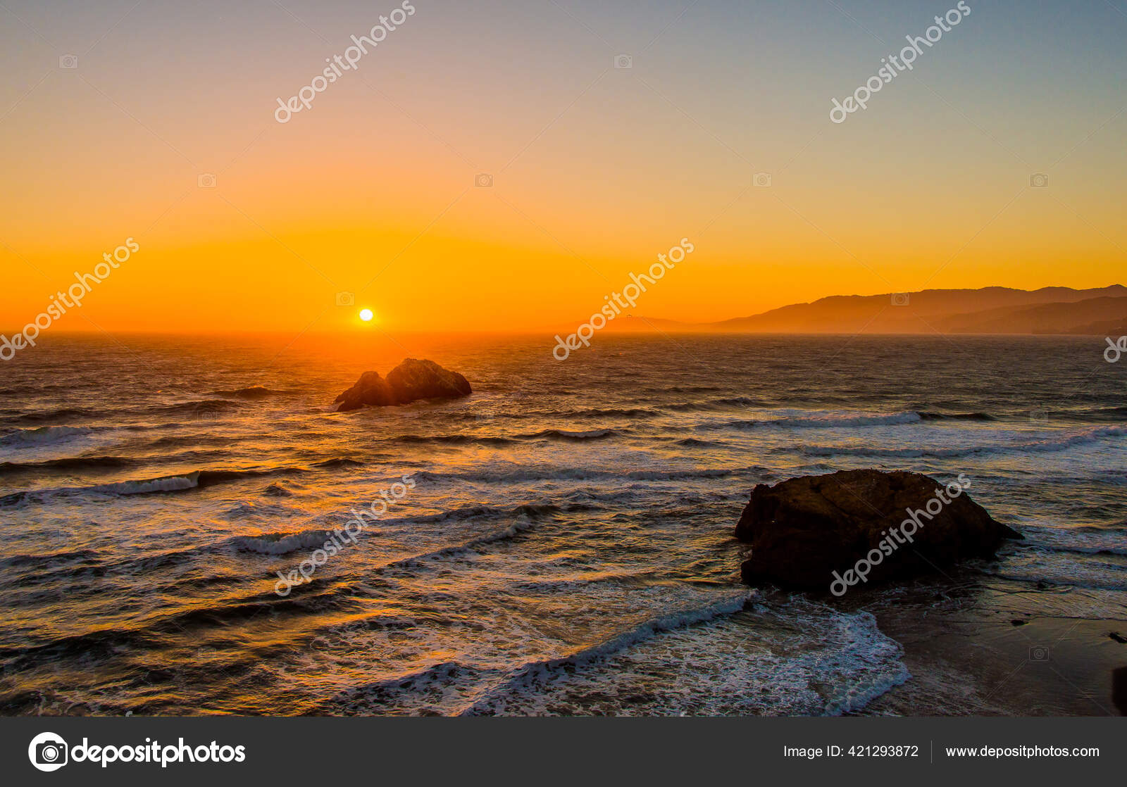 Una Vista Impresionante Del Océano Ondulado Que Brilla Bajo Hermosa — Foto  de stock #421293872 © Wirestock, image size:1600x1118