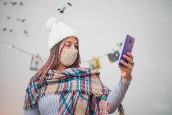 Eine Hispanische Frau Warmer Kleidung Und Maske Schaut Auf Ihr — Stockfoto