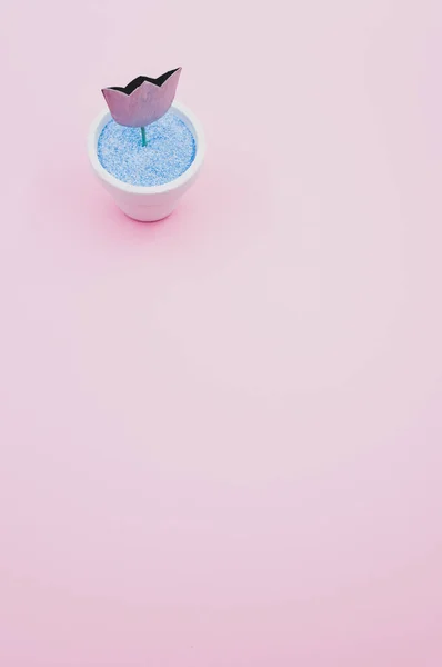 Colpo Verticale Angolo Alto Fiore Artificiale Uno Sfondo Rosa Isolato — Foto Stock