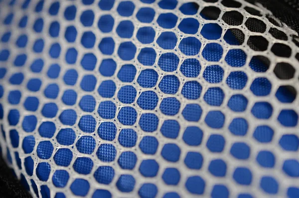蓝色塑料橡胶表面的白网 — 图库照片