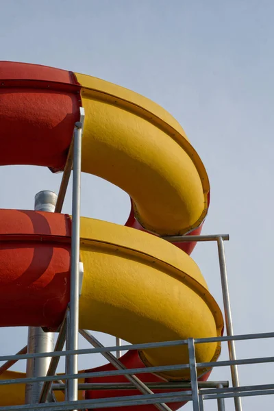 Вертикальный Крупный План Поворота Красной Желтой Водной Глазури — стоковое фото