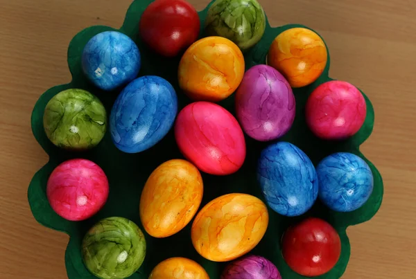 Ein Schuss Bunte Eier Auf Einem Grünen Teller Symbolisiert Das — Stockfoto