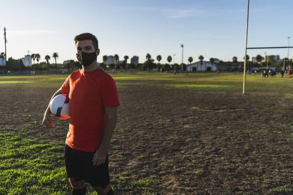 Fotbollsspelare Svart Mask Poserar Med Boll Begreppet Hälsosam Livsstil Nya — Stockfoto