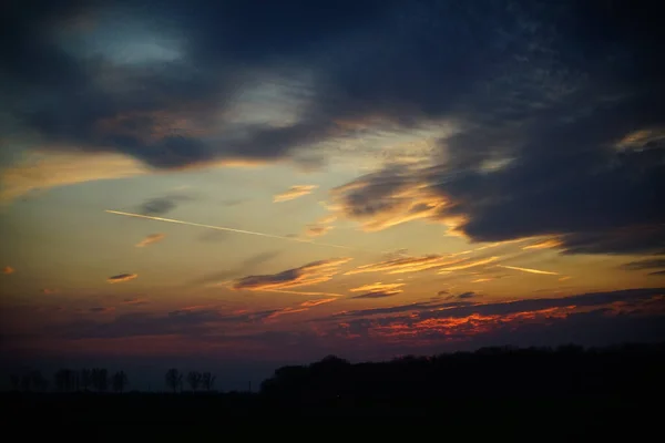 Захватывающий Вид Закатное Небо Золотыми Облаками — стоковое фото