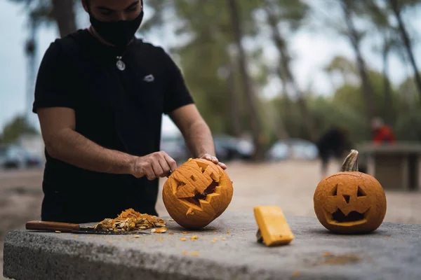 Hombre Tallando Preparando Una Calabaza Para Halloween — Foto de Stock