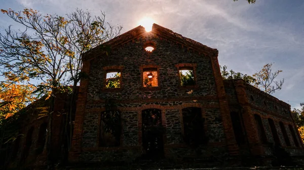 Låg Vinkel Skott Solen Skiner Över Gammal Byggnad Ruin — Stockfoto