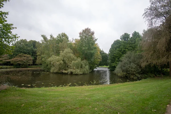 Uma Bela Vista Lago Parque Cercado Por Vegetação Bremen Alemanha — Fotografia de Stock
