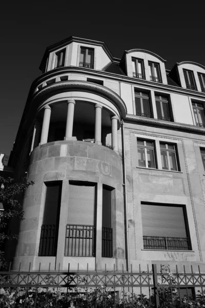 Plano Escala Grises Una Casa Con Balcones Bajo Luz Del —  Fotos de Stock