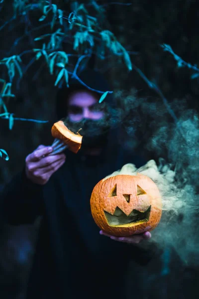 Plano Vertical Hombre Sosteniendo Una Calabaza Tallada Con Humo Amarillo —  Fotos de Stock