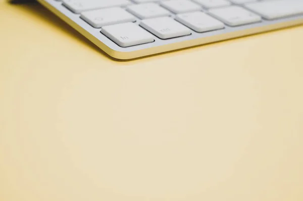 Крупним Планом Сучасна Чиста Клавіатура Жовтій Поверхні — стокове фото