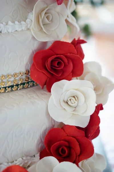 Vertical Shot Wedding Cake Decorated Flowers — Stock Photo, Image