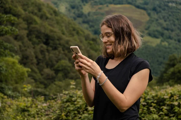 Une Jeune Femme Utilisant Son Téléphone Portable Dans Nature — Photo