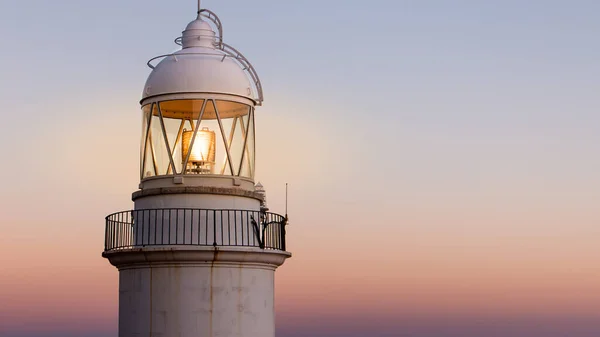 Sahilde Eski Bir Deniz Feneri Arkasında Güzel Bir Günbatımı Var — Stok fotoğraf